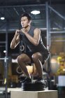 Chinês homem fazendo caixa salto no crossfit ginásio — Fotografia de Stock