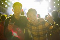 Китайские друзья веселятся на музыкальном фестивале — стоковое фото