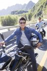 Chinesische Freunde auf Motorrädern zusammen unterwegs — Stockfoto