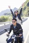 Китайські пари разом їзда мотоцикл — стокове фото