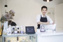 Chinesischer Coffeeshop-Besitzer am Tresen — Stockfoto