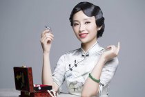 Chinesin in traditioneller Kleidung mit Parfüm — Stockfoto
