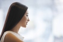 Profil de jeune femme chinoise — Photo de stock