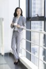 Femme d'affaires chinoise prenant une pause café au travail — Photo de stock
