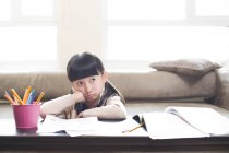 Уставшая китаянка отдыхает от домашних заданий — стоковое фото