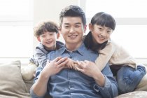 Ritratto di allegra famiglia cinese — Foto stock