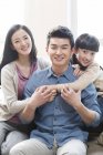 Портрет веселой китайской семьи — стоковое фото