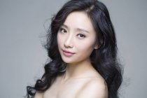 Porträt einer schönen Chinesin mit natürlichem Make-up — Stockfoto