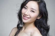 Retrato de mujer china sonriente con maquillaje natural - foto de stock