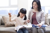 Chinese girl learning embroidery with mother — Stock Photo