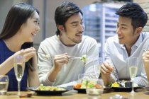 Китайський друзі, вечеря в ресторані — стокове фото