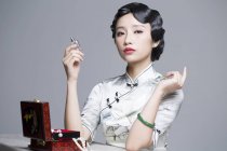 Chinesin in traditioneller Kleidung mit Parfüm — Stockfoto