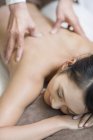 Femme chinoise recevant un massage shiatsu — Photo de stock