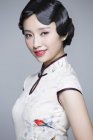 Portrait of chinese woman in traditional cheongsam dress — Stock Photo