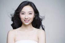Портрет красивой китайской женщины с натуральным макияжем — стоковое фото