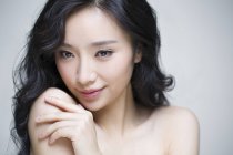 Портрет красивой китайской женщины с натуральным макияжем — стоковое фото