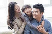 Retrato de familia china alegre - foto de stock