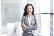 Портрет азиатской предпринимательницы со сложенными руками — стоковое фото