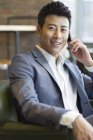 Китайский бизнесмен разговаривает по телефону — стоковое фото