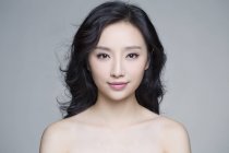 Retrato de bela mulher chinesa com maquiagem natural — Fotografia de Stock