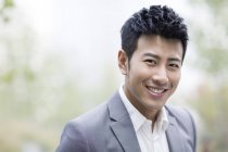 Porträt eines lächelnden chinesischen Geschäftsmannes — Stockfoto