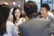 Amici cinesi che cenano insieme — Foto stock