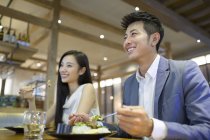 Chinesisches Paar beim gemeinsamen Abendessen — Stockfoto