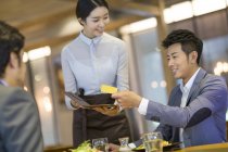 Empresários chineses que pagam com cartão de crédito no restaurante — Fotografia de Stock
