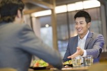 Uomini d'affari cinesi che cenano insieme — Foto stock