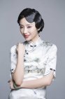 Donna cinese in abito tradizionale cheongsam — Foto stock
