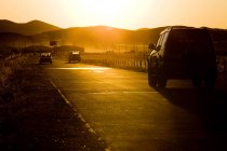 Автомобілі на дорозі з мальовничим видом захід сонця в Bashang плато, Китай — стокове фото