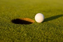El juego de putt, conceptos de golf - foto de stock