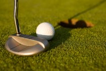 El juego de putt, conceptos de golf - foto de stock