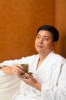 Homem chinês bebendo chá em um spa — Fotografia de Stock