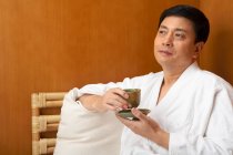 Китаец пьет чай в спа — стоковое фото