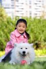 Jeune fille chinoise et son chien — Photo de stock