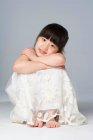 Porträt von zwei kleinen chinesischen Mädchen, die im Studio sitzen — Stockfoto