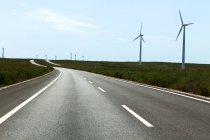Vista panorâmica da estrada com moinhos de vento elétricos na província de Hebei, China — Fotografia de Stock