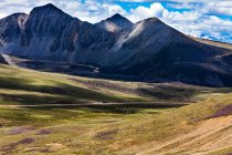 Красивый горный ландшафт в Тибете, Китай — стоковое фото