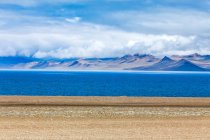 Живописный вид на горы и озеро в Тибете, Китай — стоковое фото