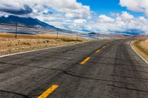 Road with mountains view and cloudy sky, Tibet, China — Stock Photo