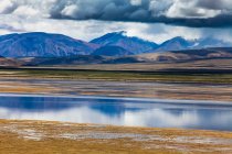 Vista panorâmica das montanhas e do lago no Tibete, China — Fotografia de Stock