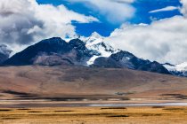 Гори і озеро в Тибеті (Китай). — стокове фото