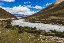 Vista panorámica de las montañas y el río en Tíbet, China - foto de stock
