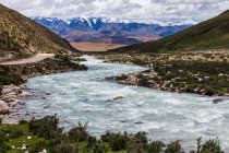 Vista panorámica de las montañas y el río en Tíbet, China - foto de stock