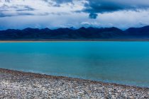 Vista panorámica de las montañas y el lago en el Tíbet, China - foto de stock