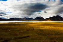 Живописный вид на горы и озеро в Тибете, Китай — стоковое фото