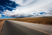 Vista de estrada e céu nublado, Tibete, China — Fotografia de Stock