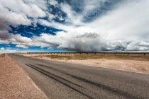 Vista de estrada e céu nublado, Tibete, China — Fotografia de Stock