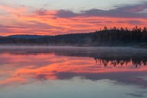 Озеро з відображенням неба і гори заходу сонця — стокове фото